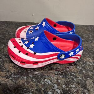 Crocs Classic American Flag USA Kids Youth/Junior Size 2 GUC Sandals
